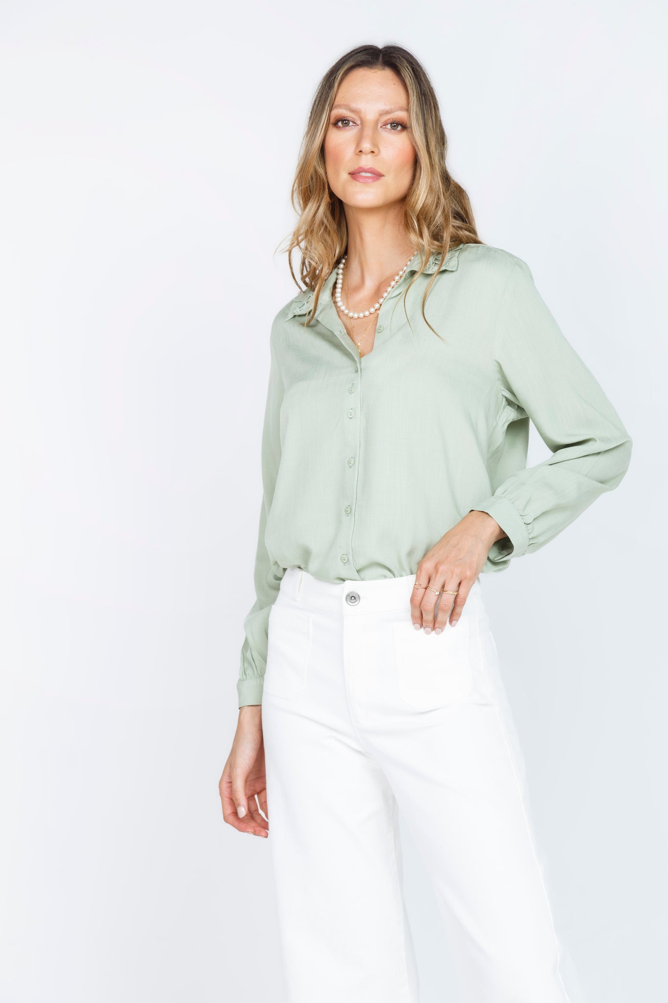 CAMISA MANGA LARGA CON CUELLO COQUETTE - VERDE OLIVA