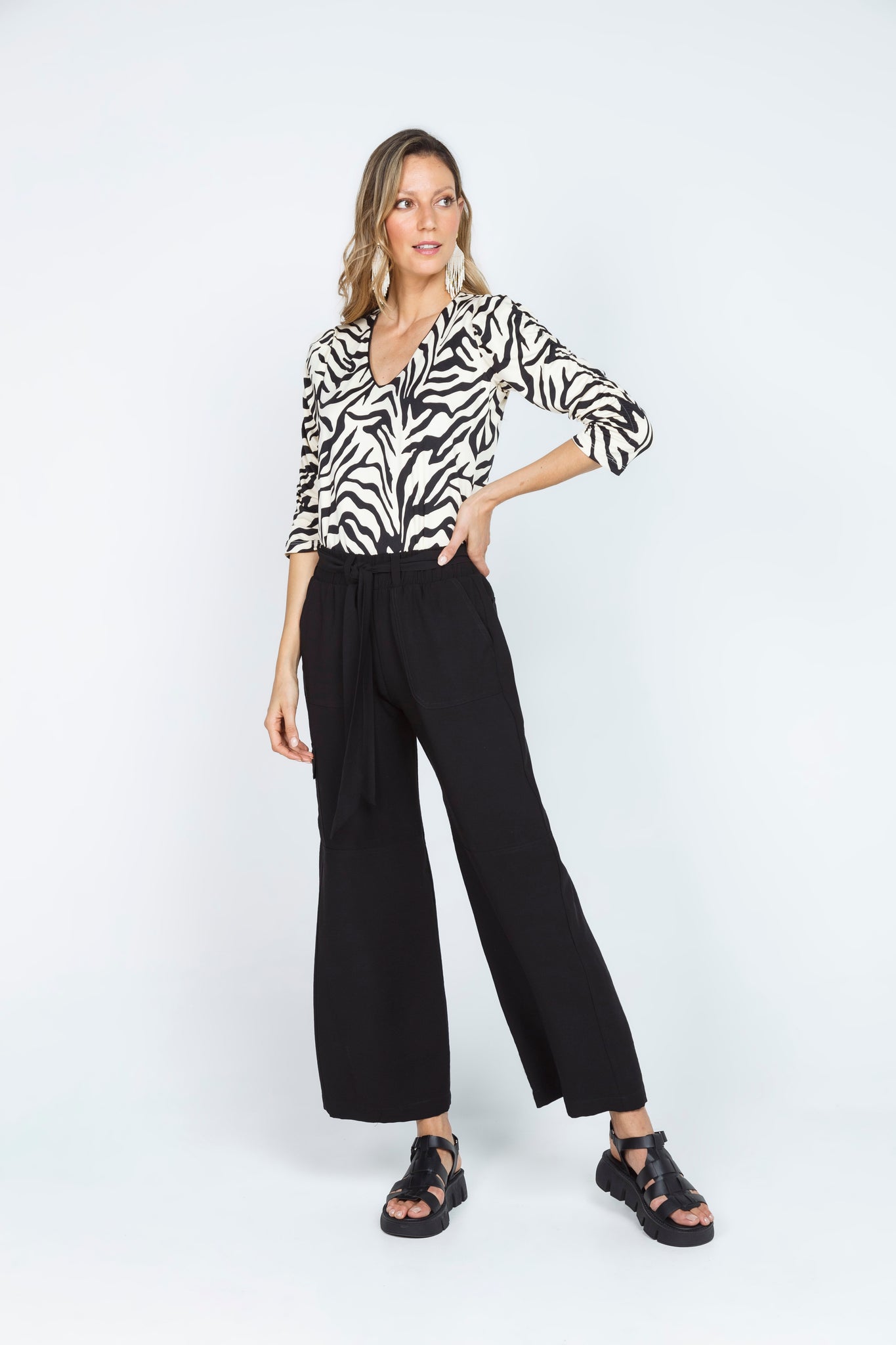 PANTALON CARGO CON CINTURON - NEGRO