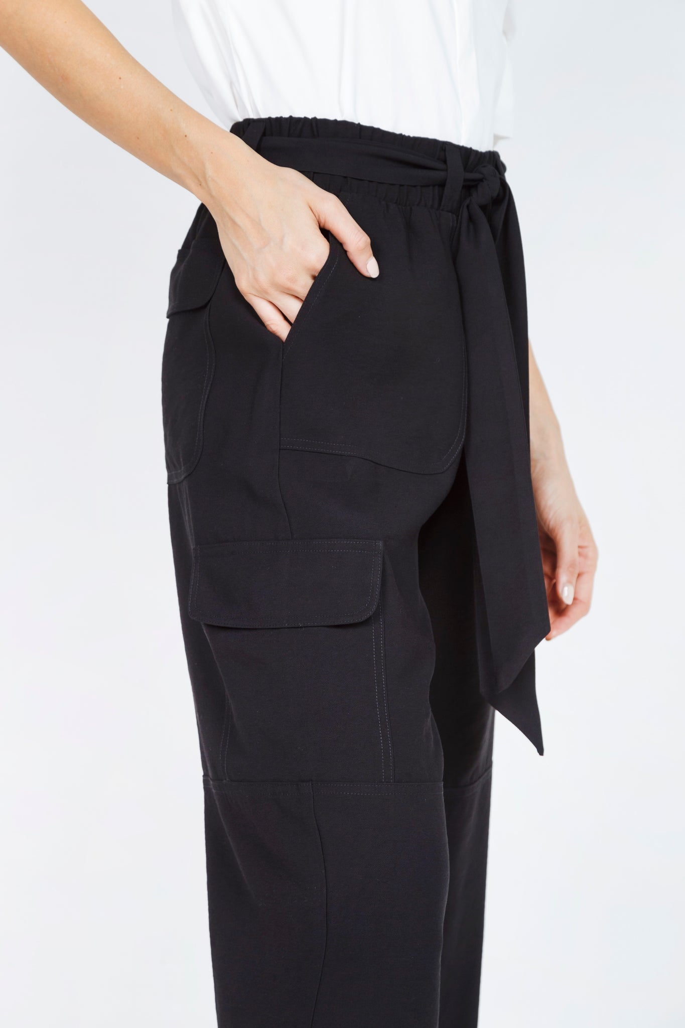 PANTALON CARGO CON CINTURON - NEGRO