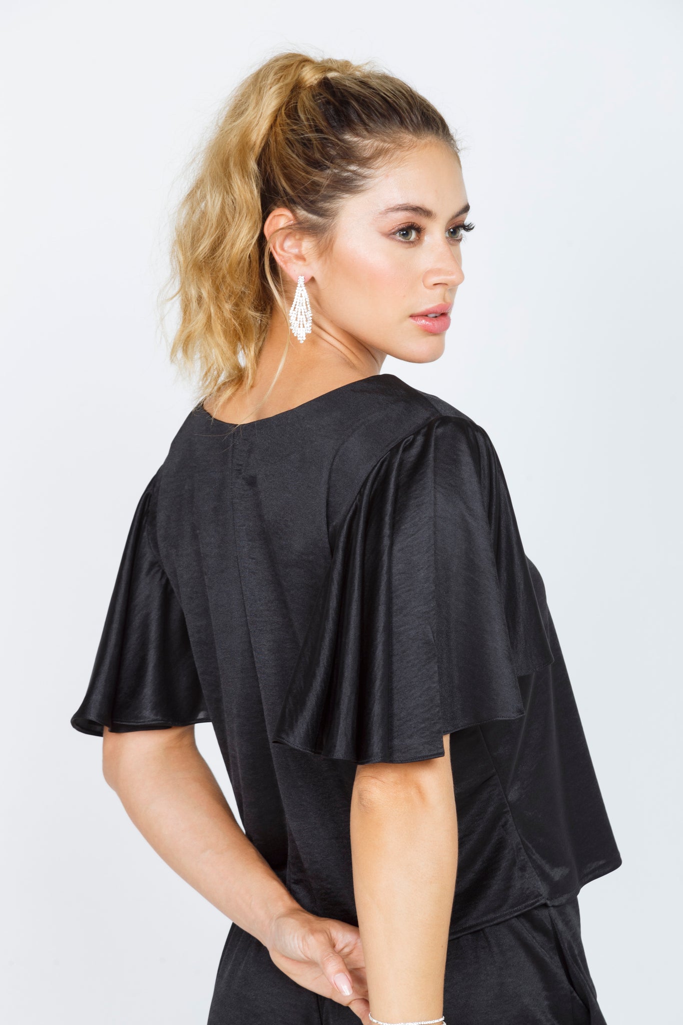 BLUSA CORTA NEGRA CON BOLEROS EN MANGA