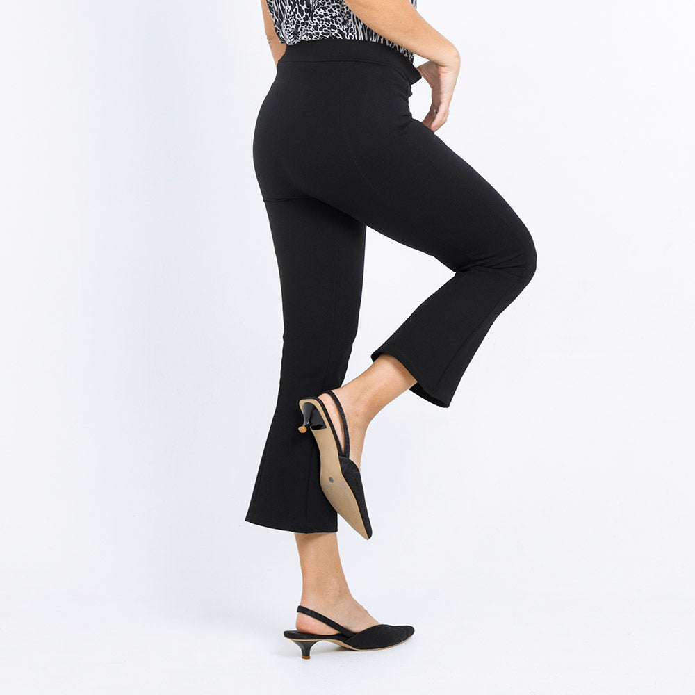 PANTALON NEGRO SILUETA FLARE CORTO