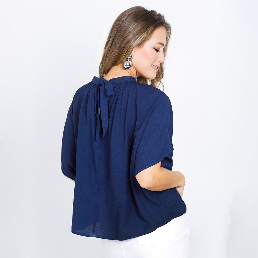 BLUSA CUELLO CON TIRA EN ESPALDA PARA ANUDADO AZUL OSCURO