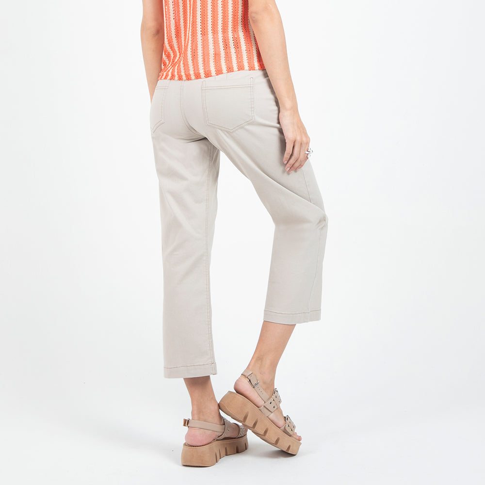 PANTALÓN BEIGE CAPRI BOLSILLOS DE PARCHE