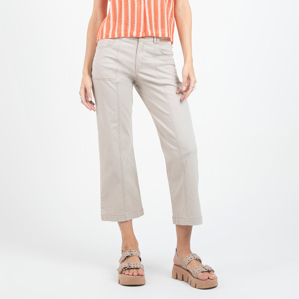 PANTALÓN BEIGE CAPRI BOLSILLOS DE PARCHE