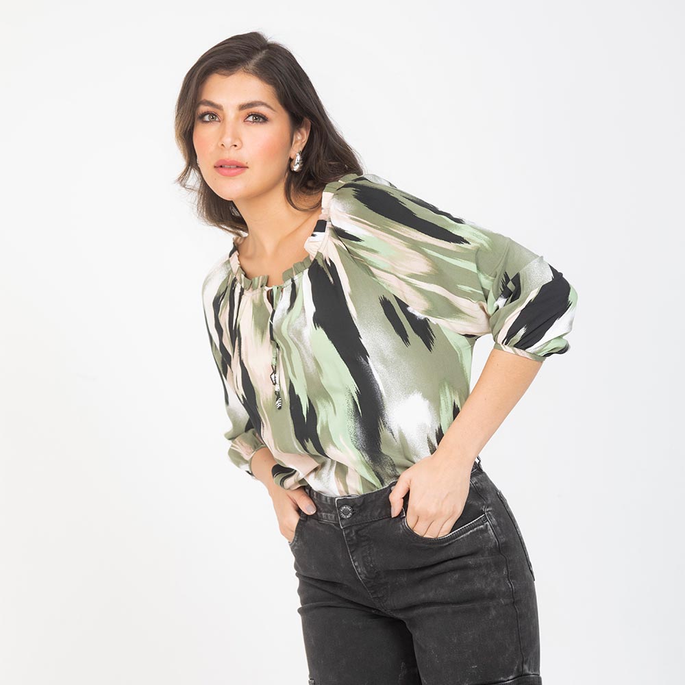 BLUSA ESTAMPADA CON PUNTERAS ARTESANALES VERDE MILITAR