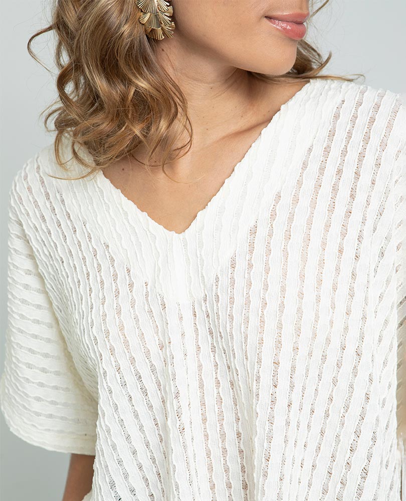 WOMEN'S KNITTED PONCHO WITH V-NECK IN FABRIC WITH A UNEMBROIDERED EFFECT