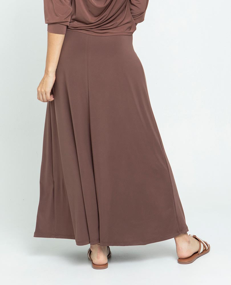 Women's long knit skirt with elastic waistband