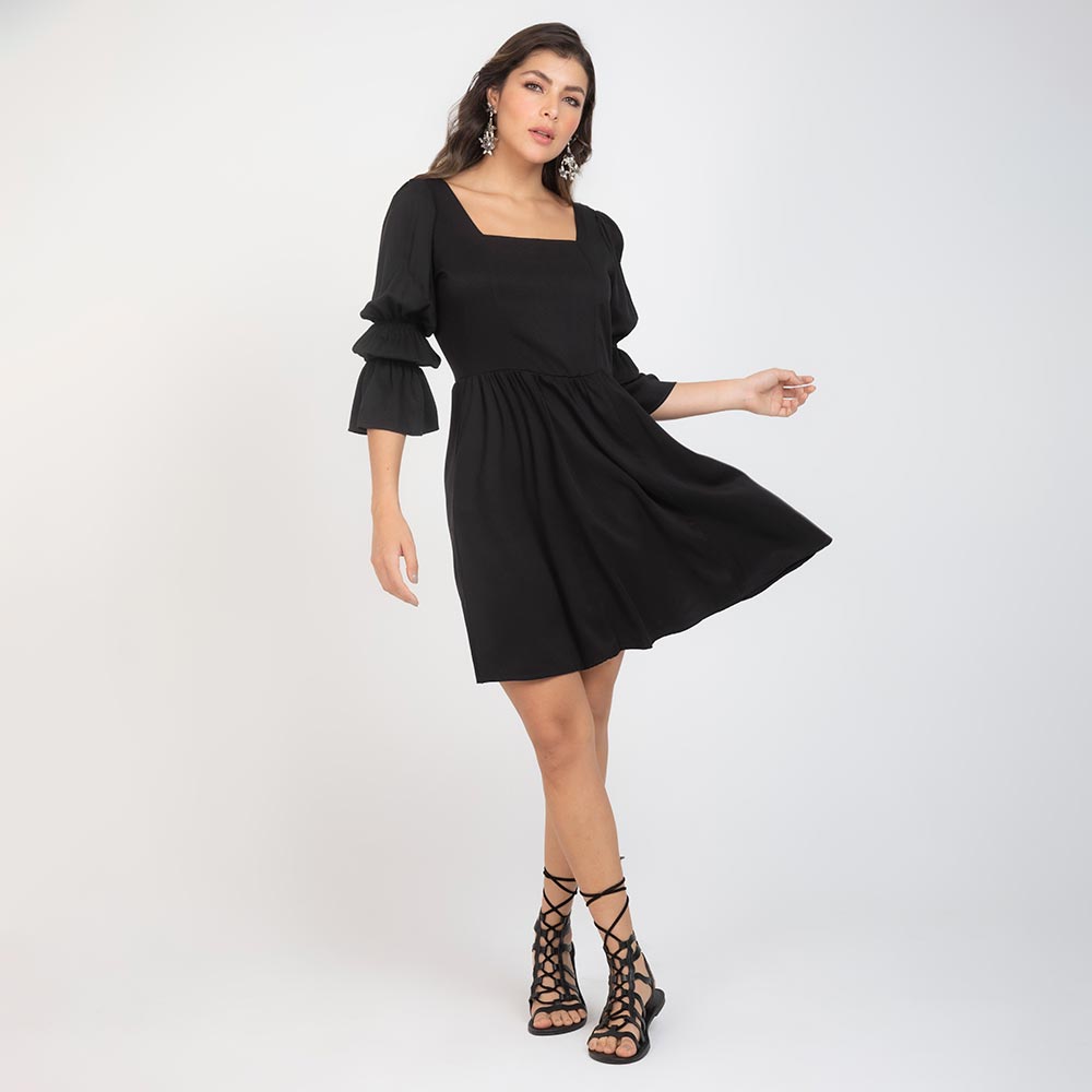 VESTIDO NEGRO CON ESCOTE CUADRADO