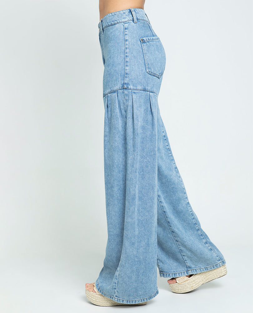 Women's Wide Leg Jeans with Pleats, Light Wash