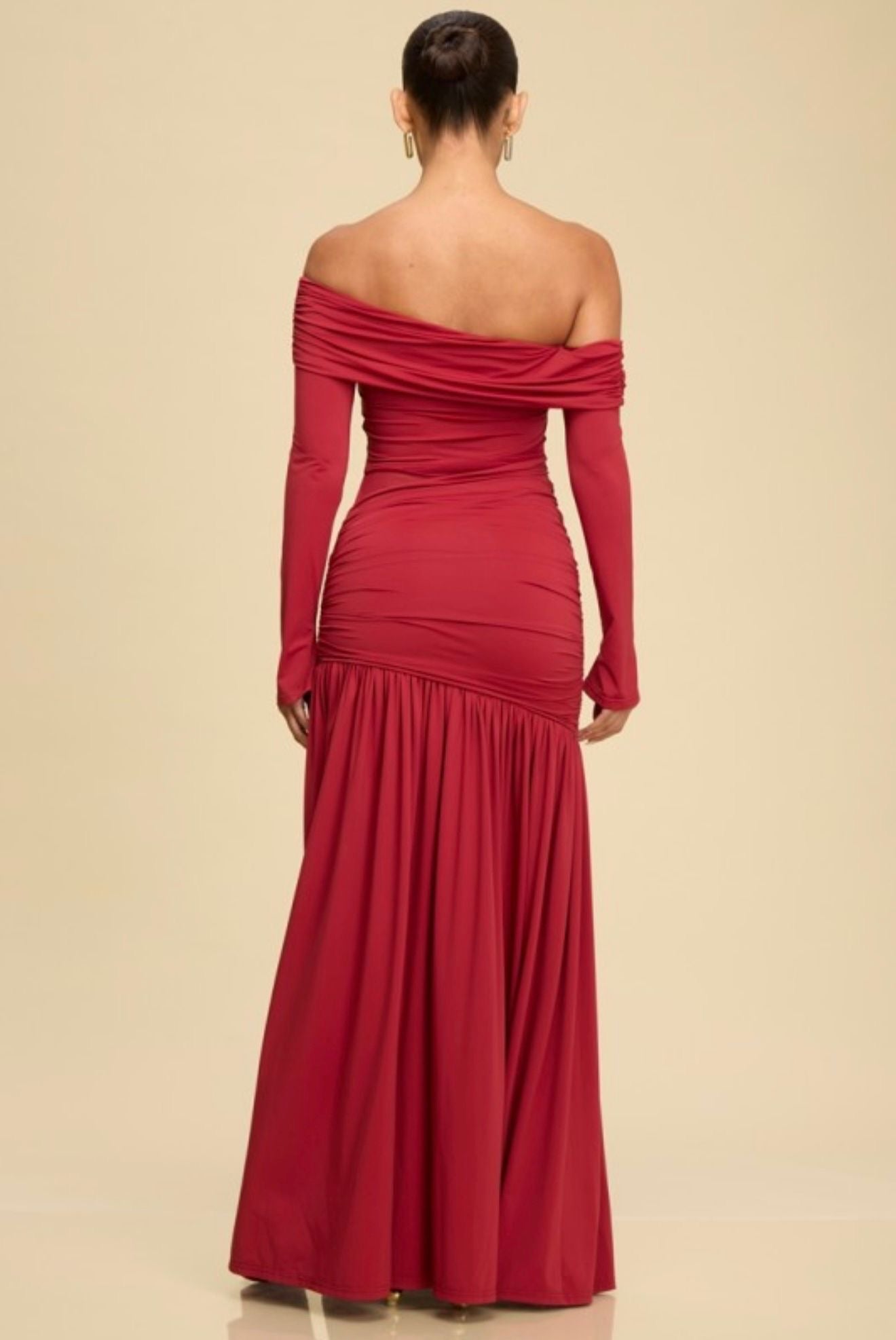 Vestido largo rojo off shoulder con drapeado y abertura lateral