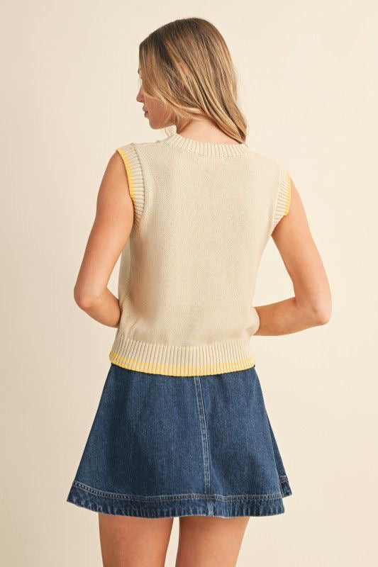 Chaleco tejido beige sin mangas con diseño de cerezas