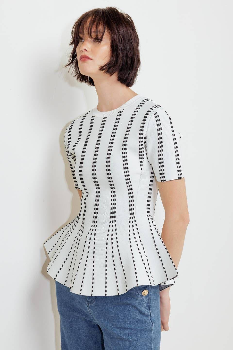 Blusa con Manga Corta y Silueta en A con Vuelo Inferior