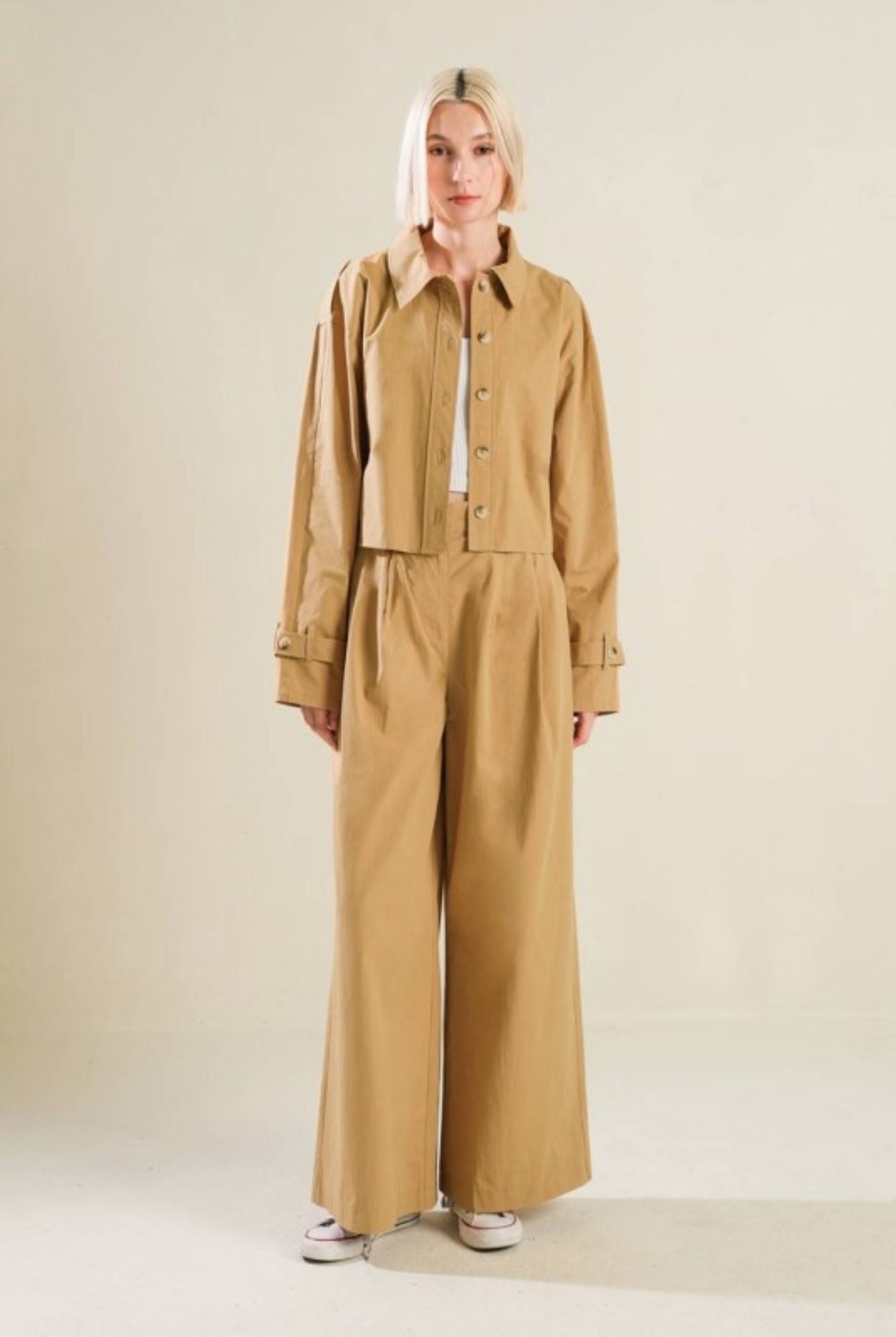 Pantalón beige wide leg de tiro alto con pinzas frontales