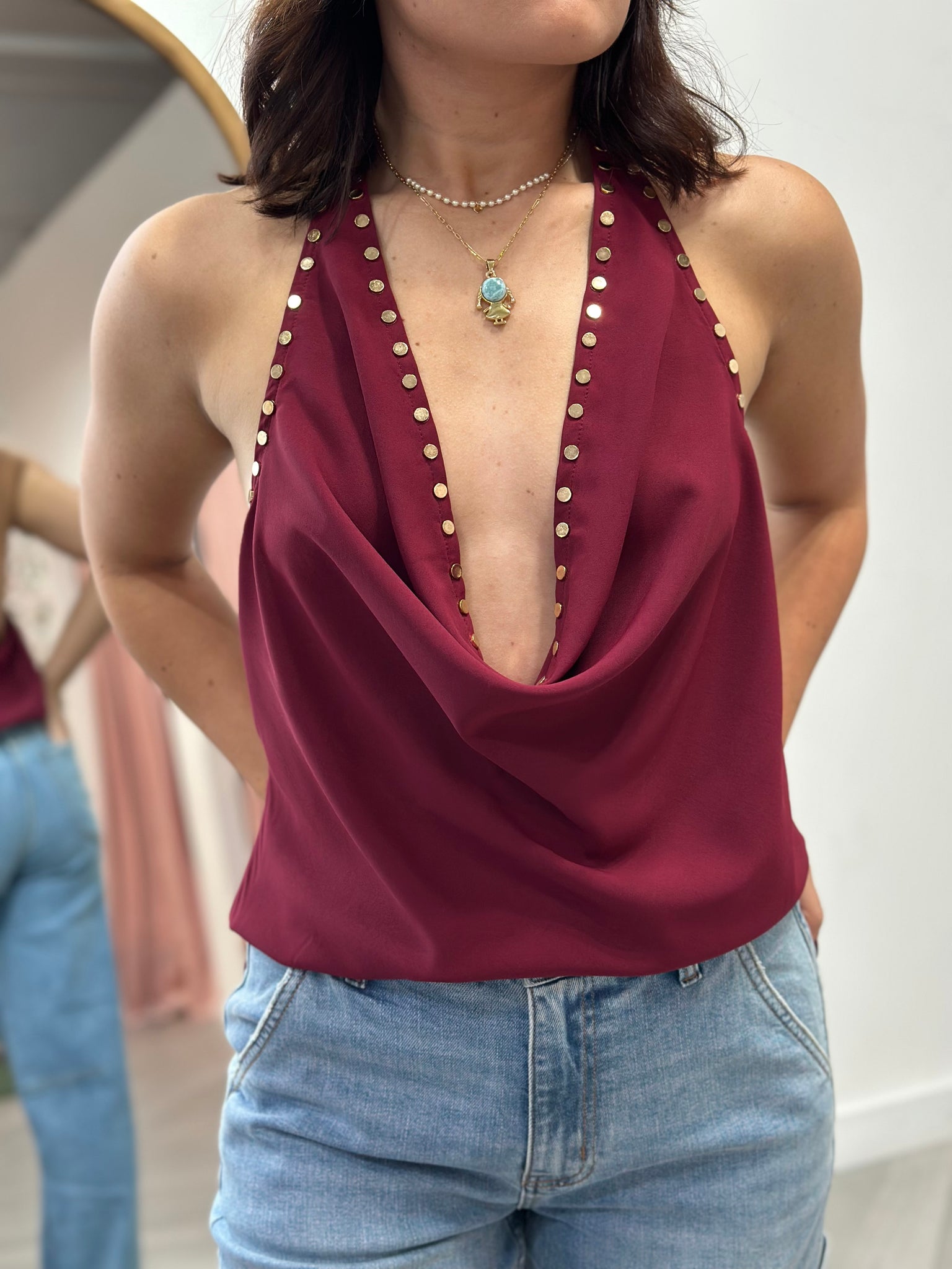 Top tipo halter con escote en “V” profundo
