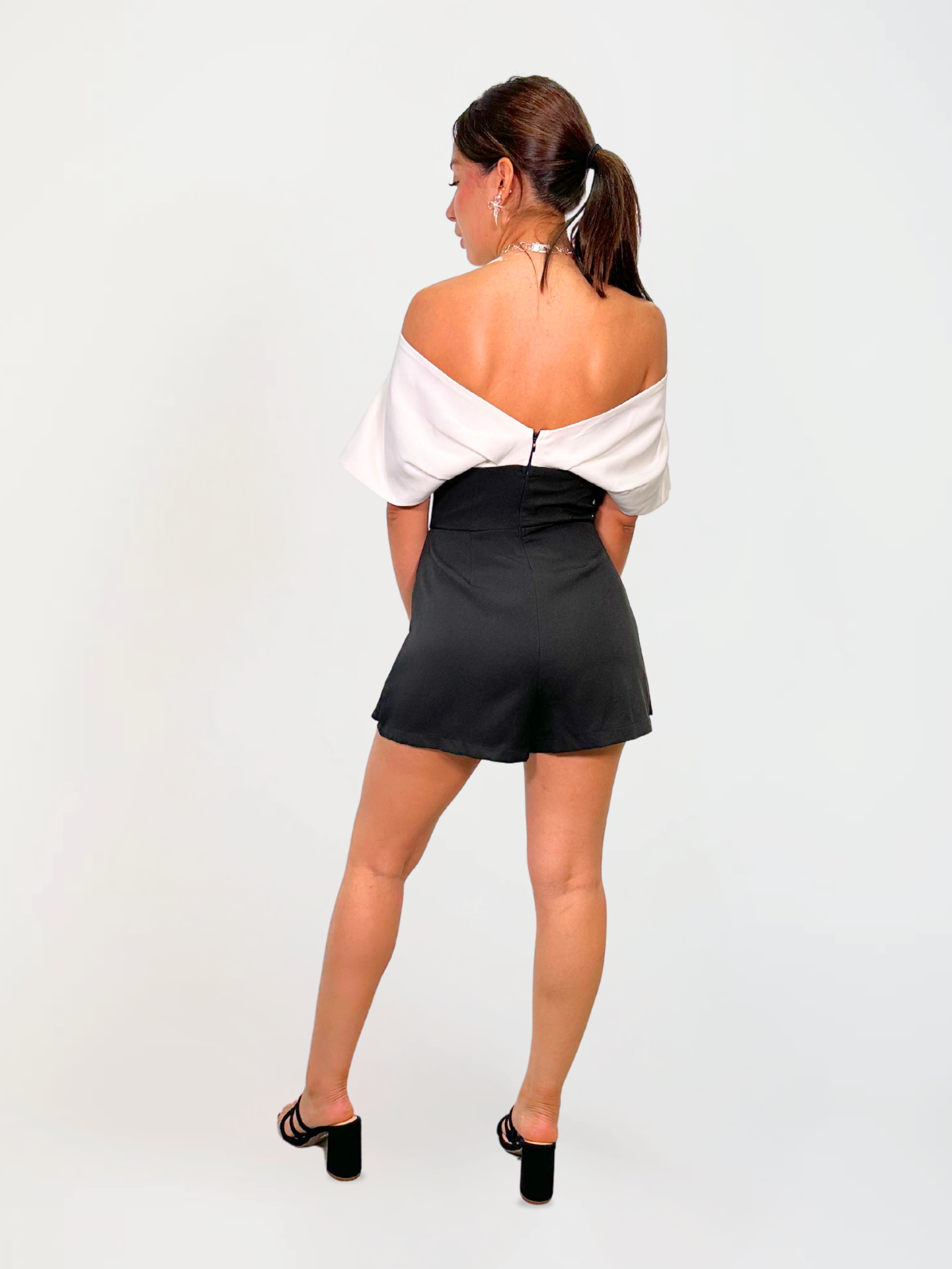 Mono tuxedo Black & White – Enterizo Elegante Bicolor con Escote Off-Shoulder