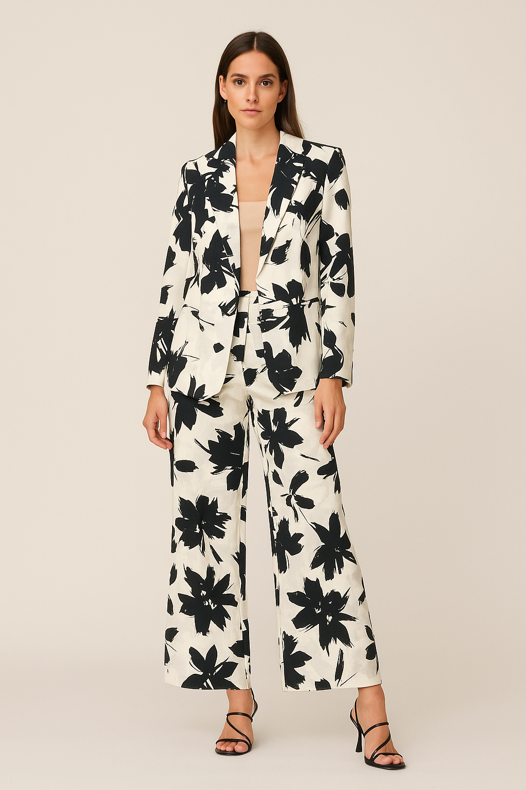 Chaqueta blanca con estampado floral negro de manga larga