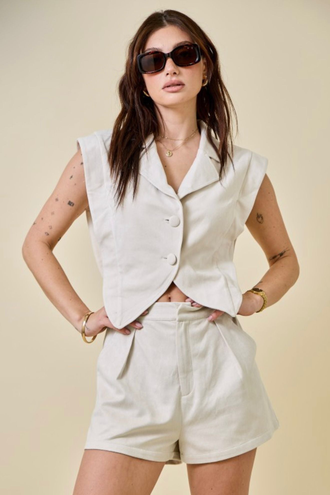 Set de dos piezas beige claro para mujer – Chaleco sastre sin mangas y short de tiro alto