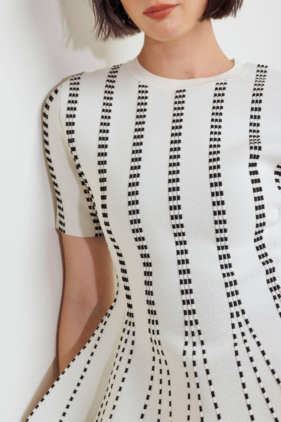 Blusa con Manga Corta y Silueta en A con Vuelo Inferior