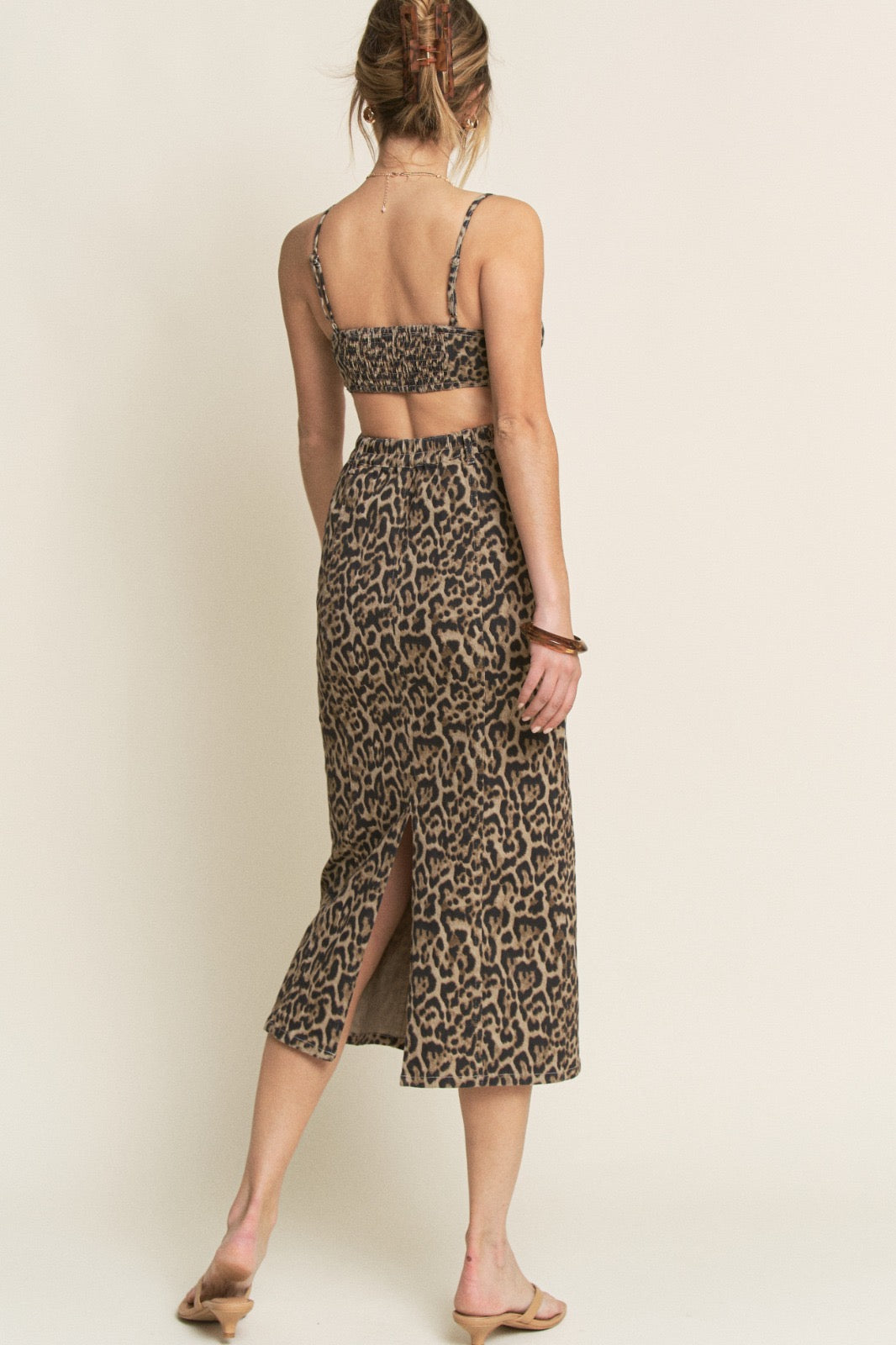 Vestido largo con estampado animal print en tonos beige y negro
