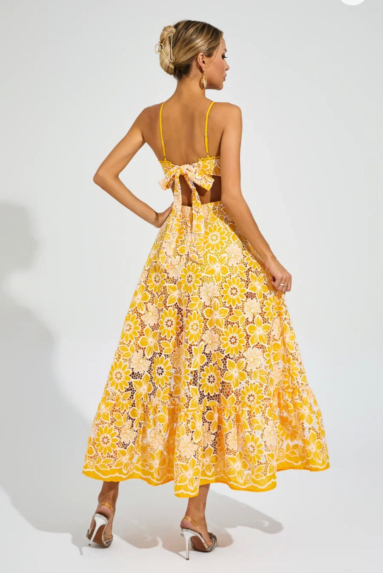 Vestido largo floral amarillo con encaje y tirantes cruzados