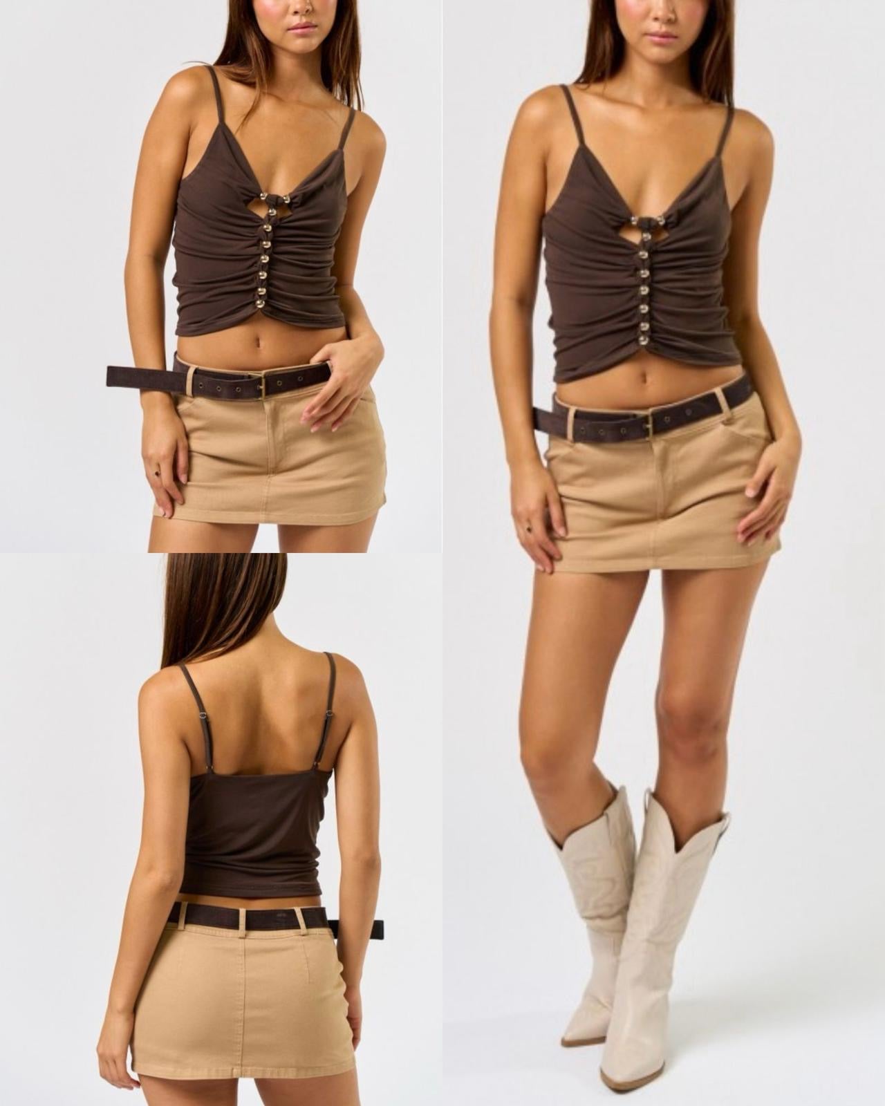 Top femenino con tirantes delgados, diseño fruncido frontal y botones dorados.