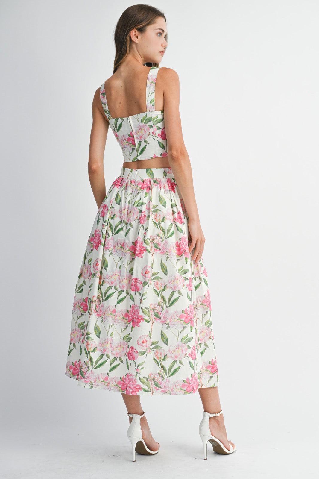 Set top y falda larga blanca con estampado floral rosado