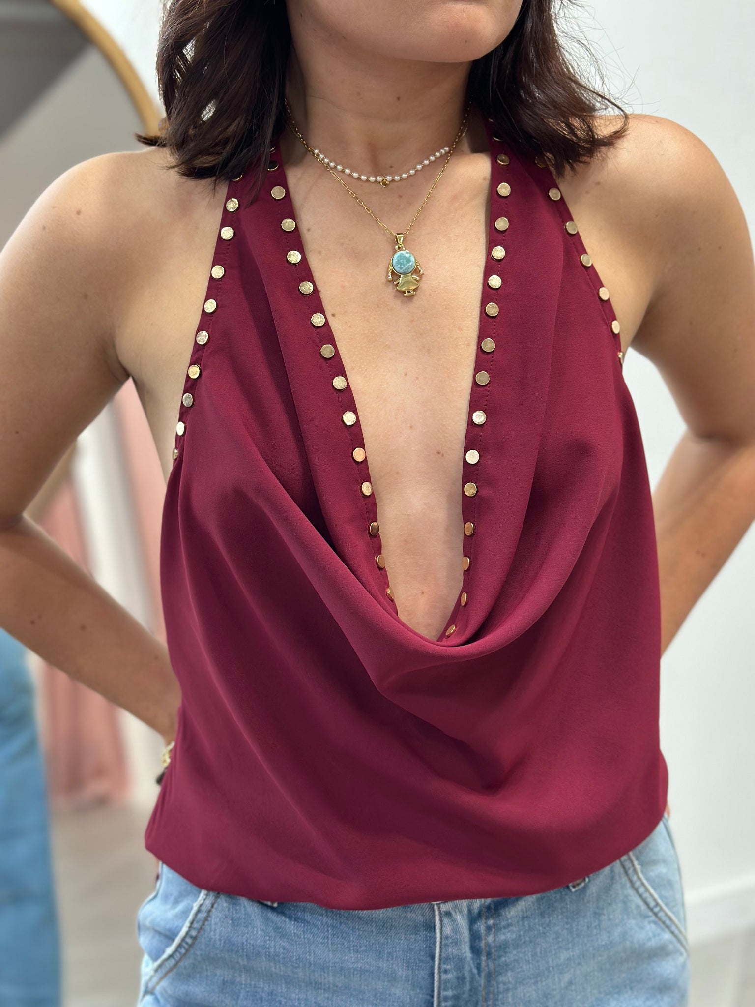 Top tipo halter con escote en “V” profundo