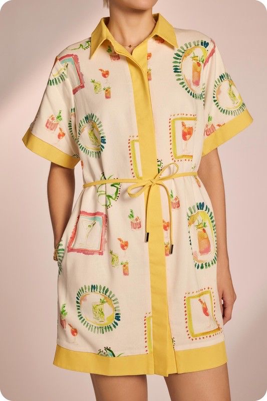 Vestido Camisero Corto con Estampado de Frutas y Detalles en Amarillo