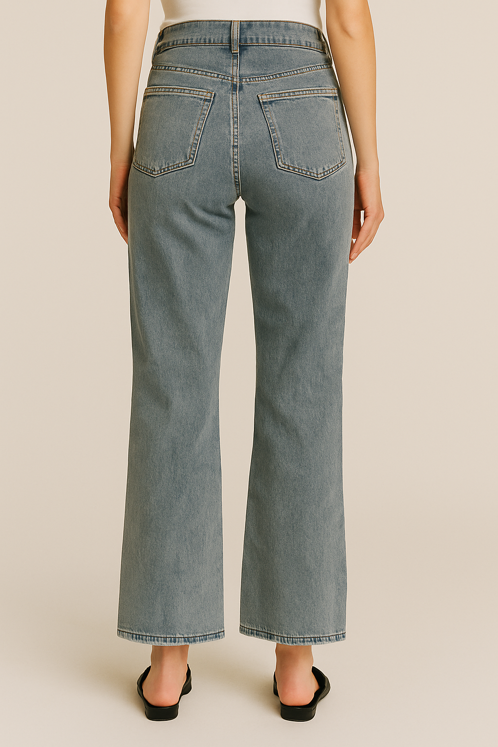 conjunto de la imagen está compuesto por dos piezas de mezclilla (denim):

Chaleco corto: sin mangas, color azul mezclil