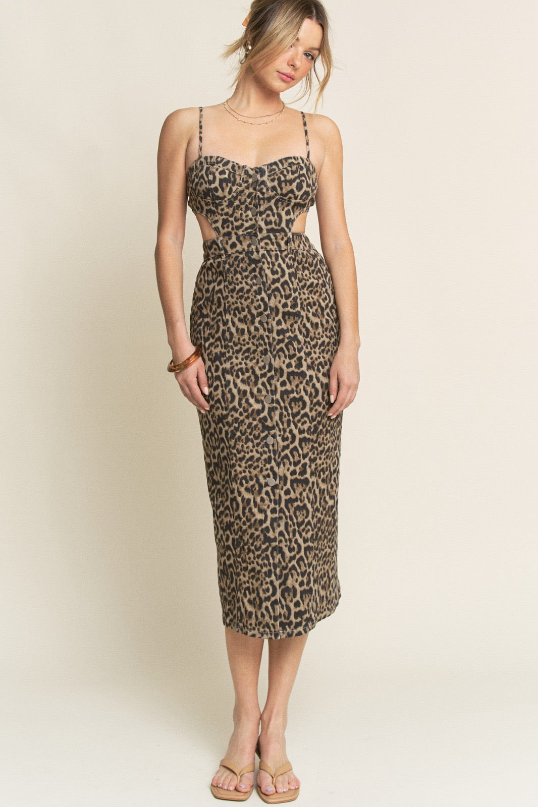 Vestido largo con estampado animal print en tonos beige y negro