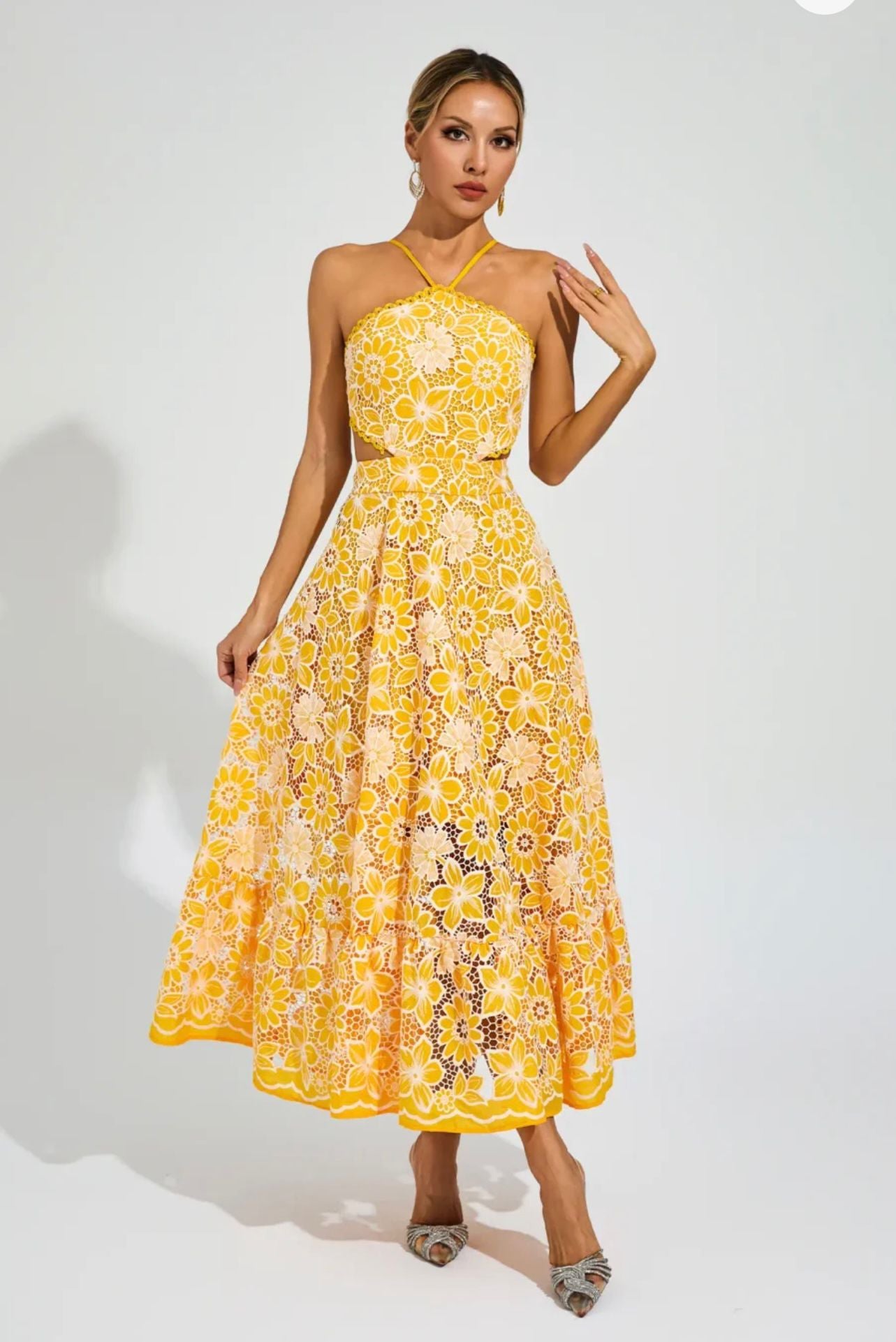 Vestido largo floral amarillo con encaje y tirantes cruzados