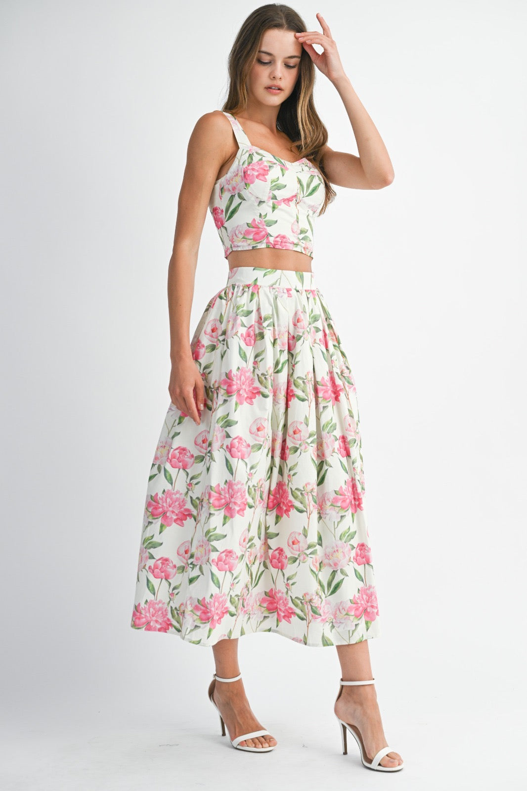 Set top y falda larga blanca con estampado floral rosado