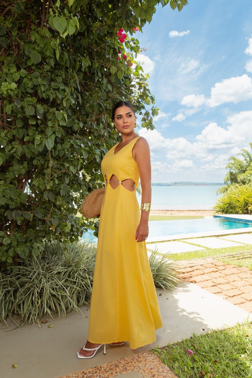Vestido Largo Amarillo con Cut Out y Corte Evasé