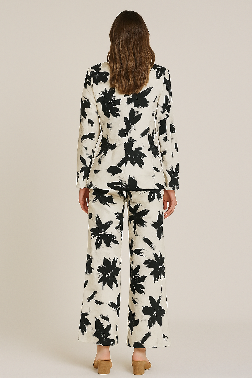 Chaqueta blanca con estampado floral negro de manga larga