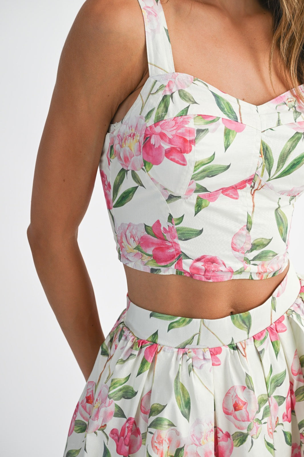 Set top y falda larga blanca con estampado floral rosado