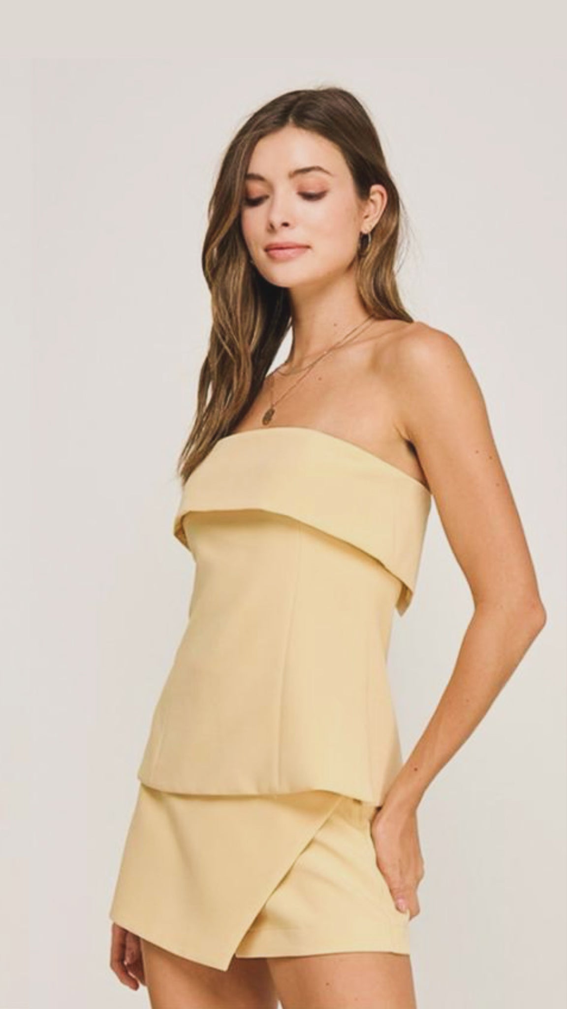 Top corset strapless amarillo pastel con diseño estructurado