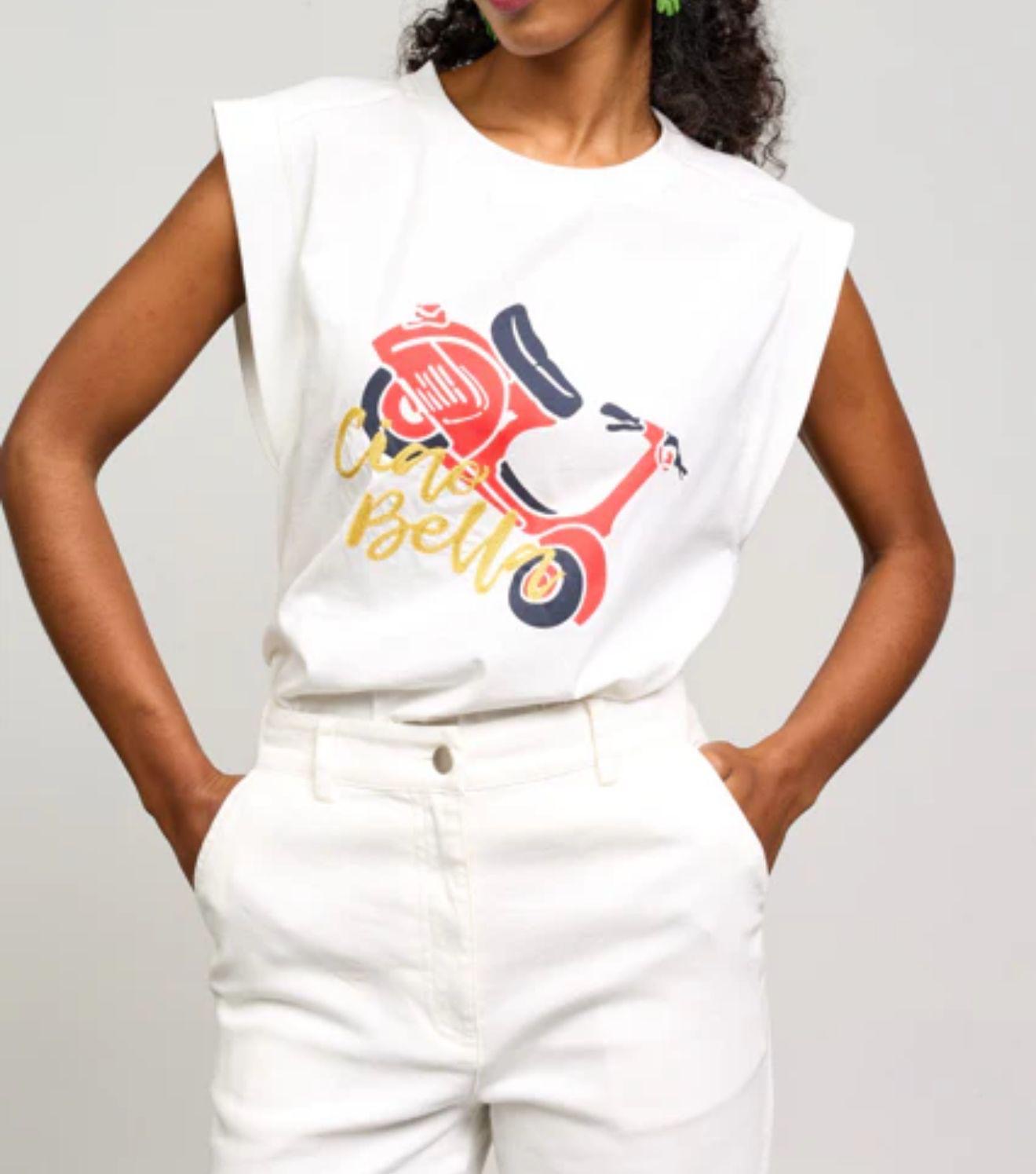 Camiseta blanca sin mangas con estampado de moto roja "Ciao Bello"