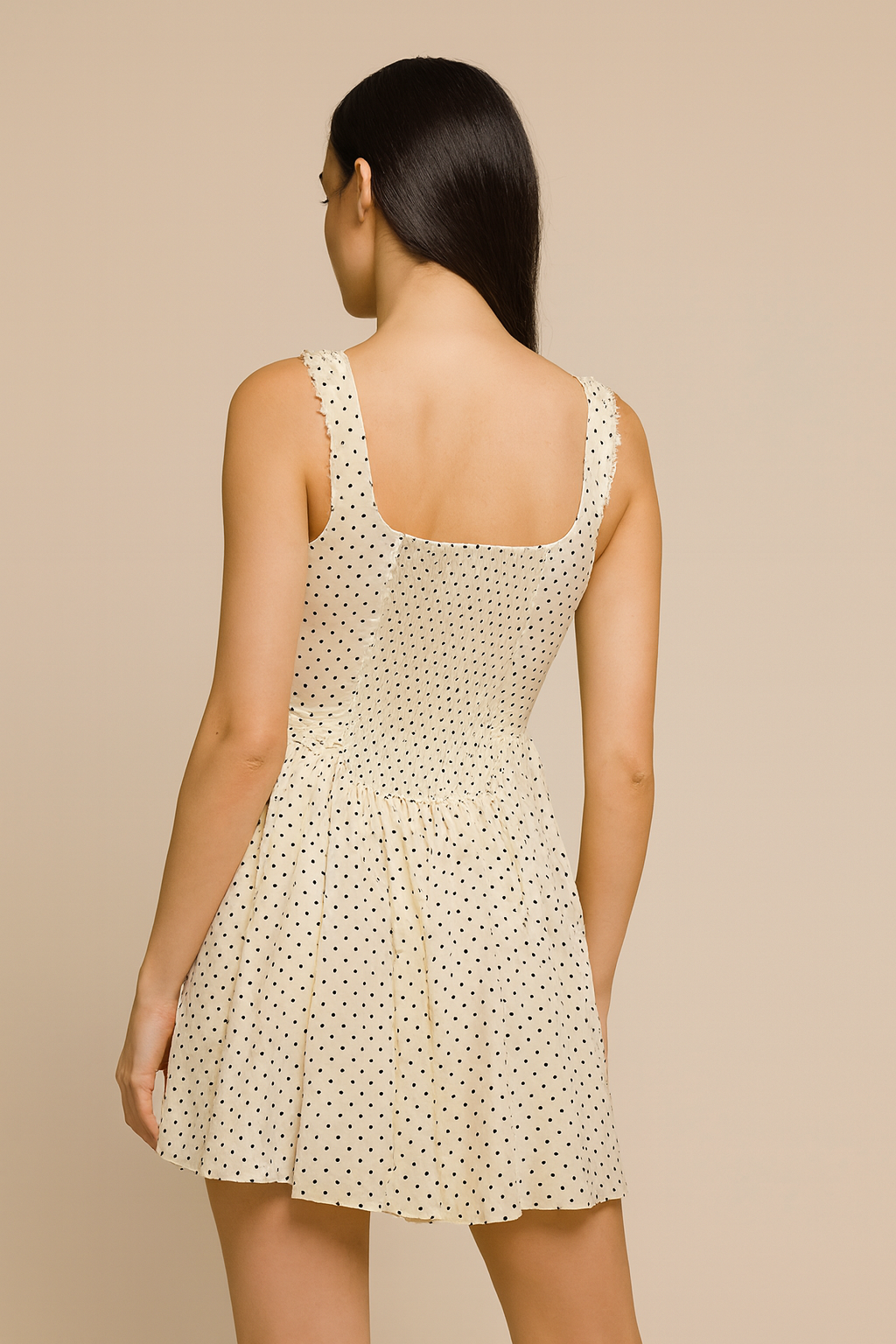 Vestido corto con tirantes anchos y falda de vuelo – blanco con lunares negros, estilo romántico