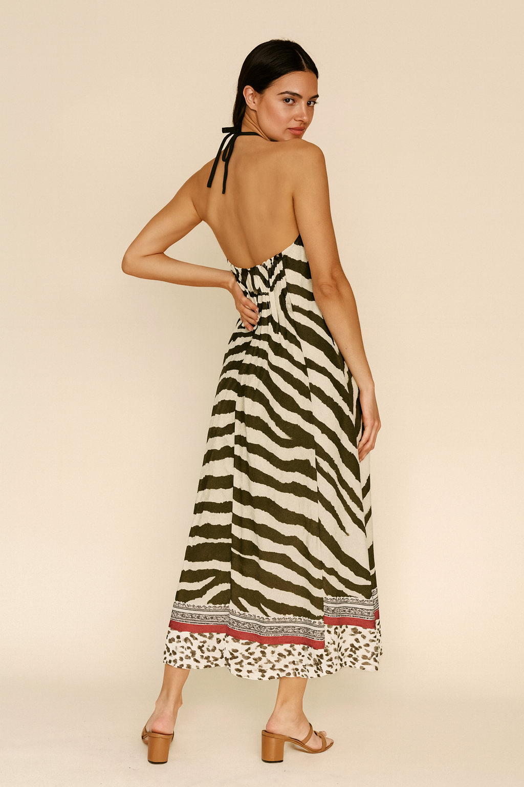 Vestido largo halter con estampado animal y ribete rojo – estilo bohemio y fluidez natural