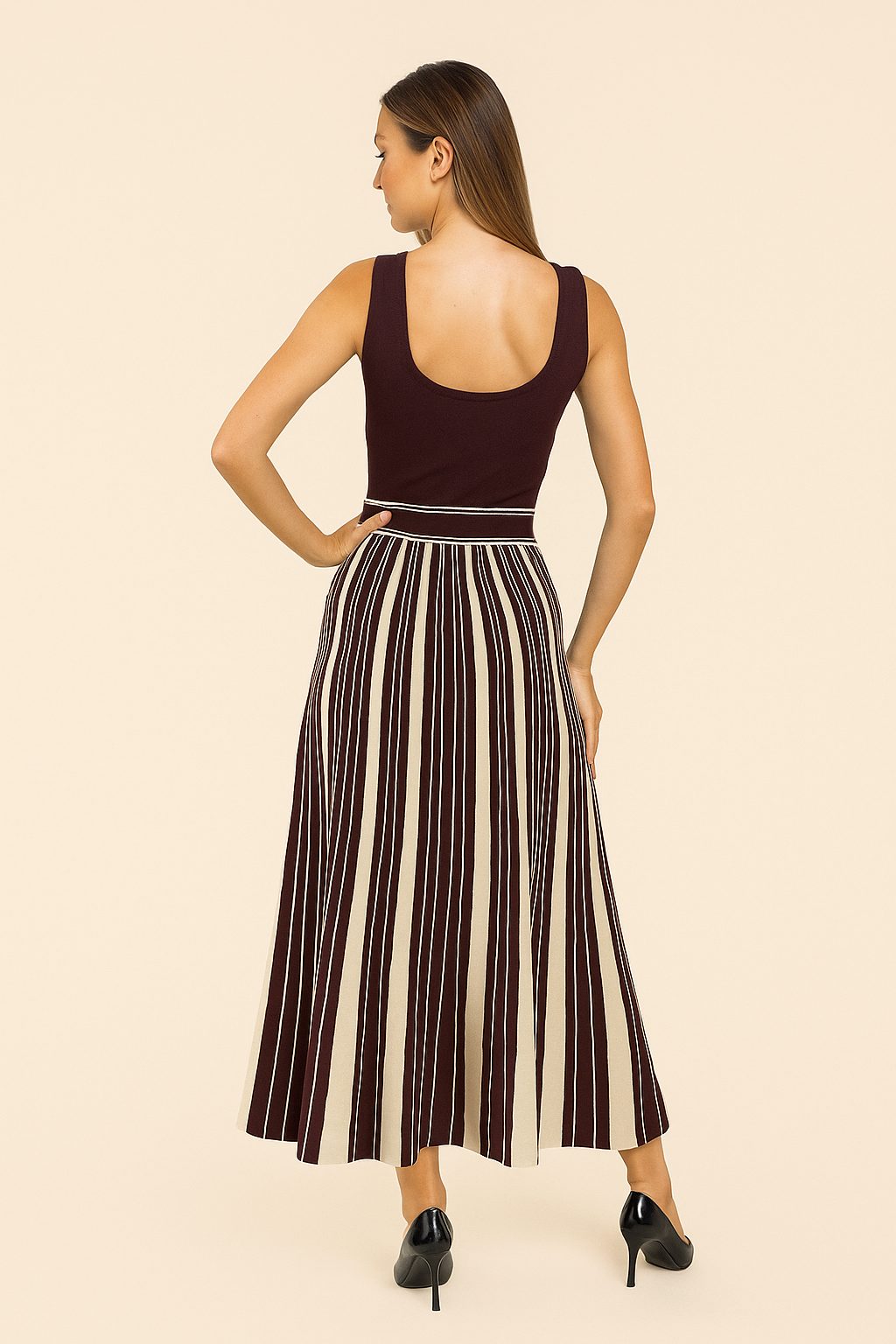Vestido vino con falda larga de rayas beige y cinturón — Escote cuadrado sin mangas
