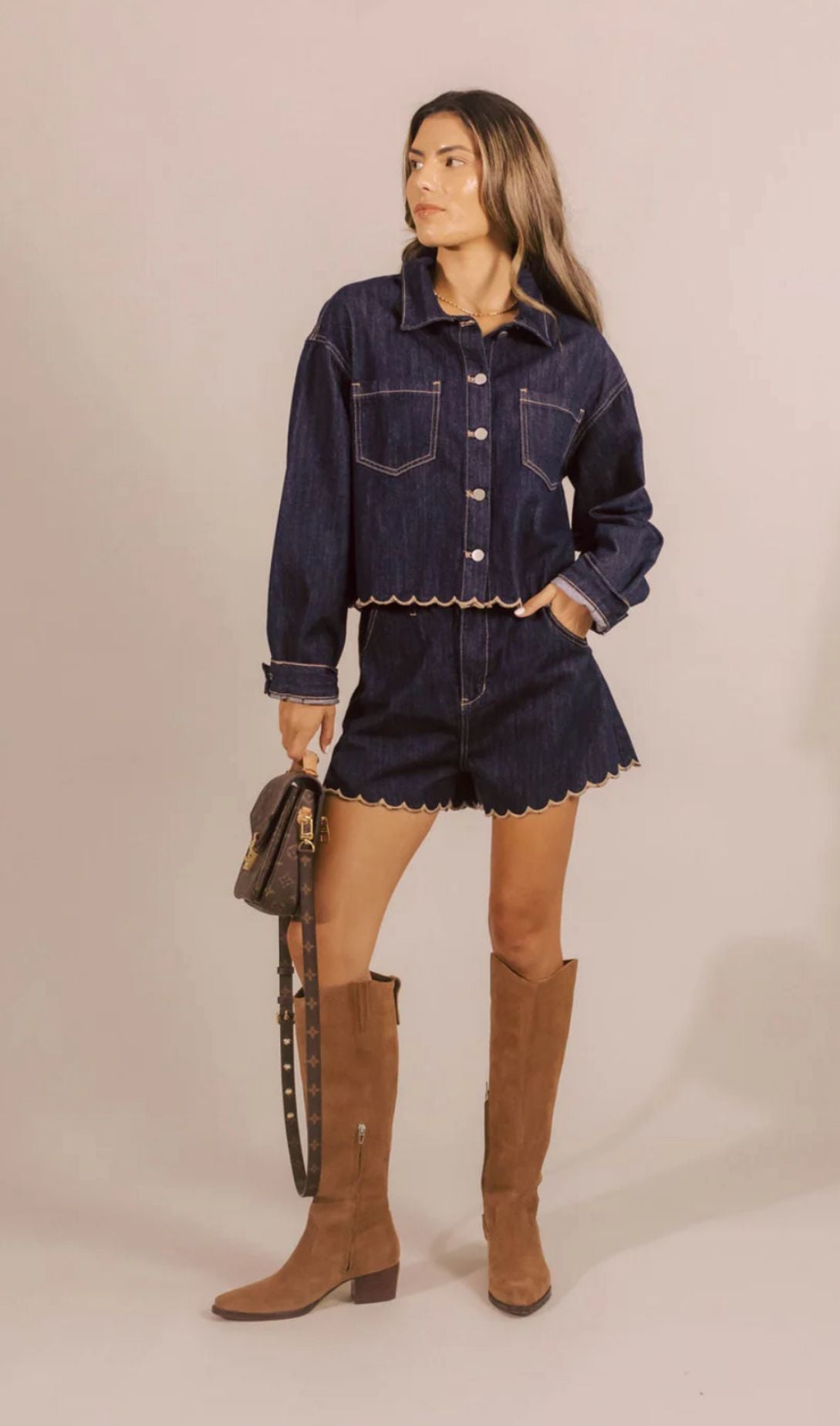 Conjunto Exclusivo de Denim Scallop Azul Índigo | Chaqueta Cropped y Shorts Ondulados