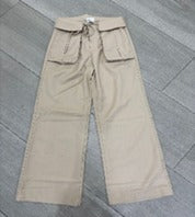 pantalón de la imagen es de estilo casual y utilitario, con un diseño cómodo