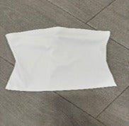top corto (crop top) de estilo bandeau o sin tirantes (strapless).

Color: El co