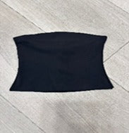 top corto (crop top) de estilo bandeau o sin tirantes (strapless).

Color: El co