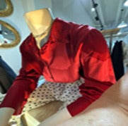 camisa de manga larga de corte clásico y fluido.