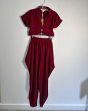 conjunto color borgoña compuesto por un top cropped anudado estilo camisa y un pantalón de corte har